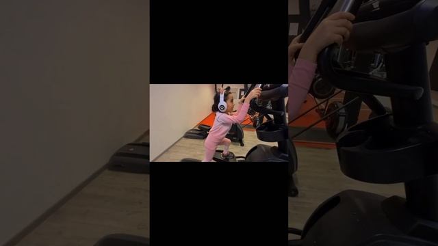 учимся тренироваться в зале. дети и тренировка #тренировка #длядетей #залидети смотреть онлайн