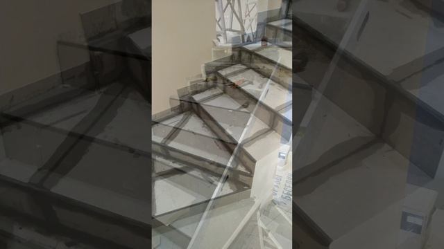 Отделка лестницы плиткой.