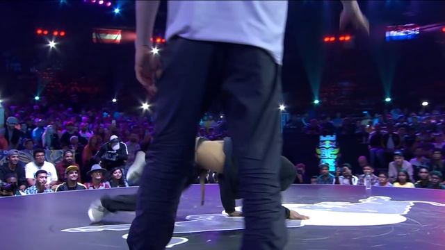 B-Boy Stripes vs B-Boy Bumblebee | Top 16 | Red Bull BC One World Final Mumbai 2019 смотреть онлайн