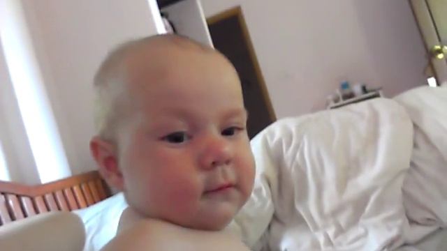 Дочка ползает по маме. Февраль 2013 смотреть онлайн