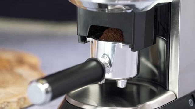 How to grind coffee in the filter holder on the De’Longhi Dedica Grinder KG520.M смотреть онлайн