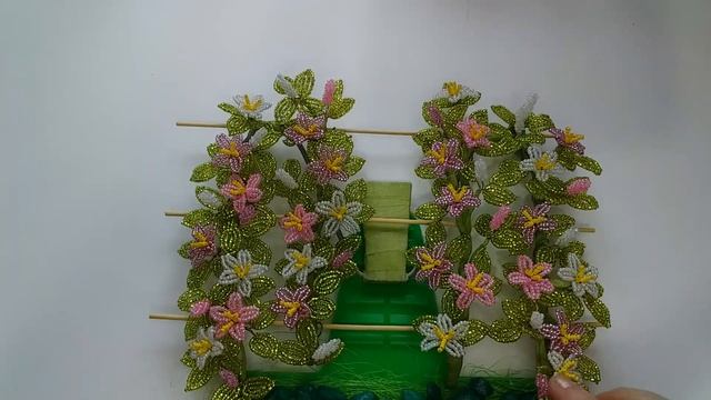Бисероплетение. Рукоделие.Цветы из бисера. Горный Клематис. 2 часть. Мастер класс. Пошаговый МК . смотреть онлайн