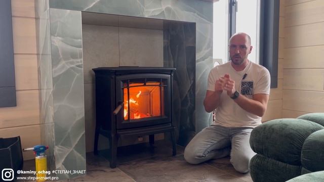 Чугунная печь Hergom Craftsbury. Телевизор над камином в деревянном доме. Дымоход через стену смотреть онлайн