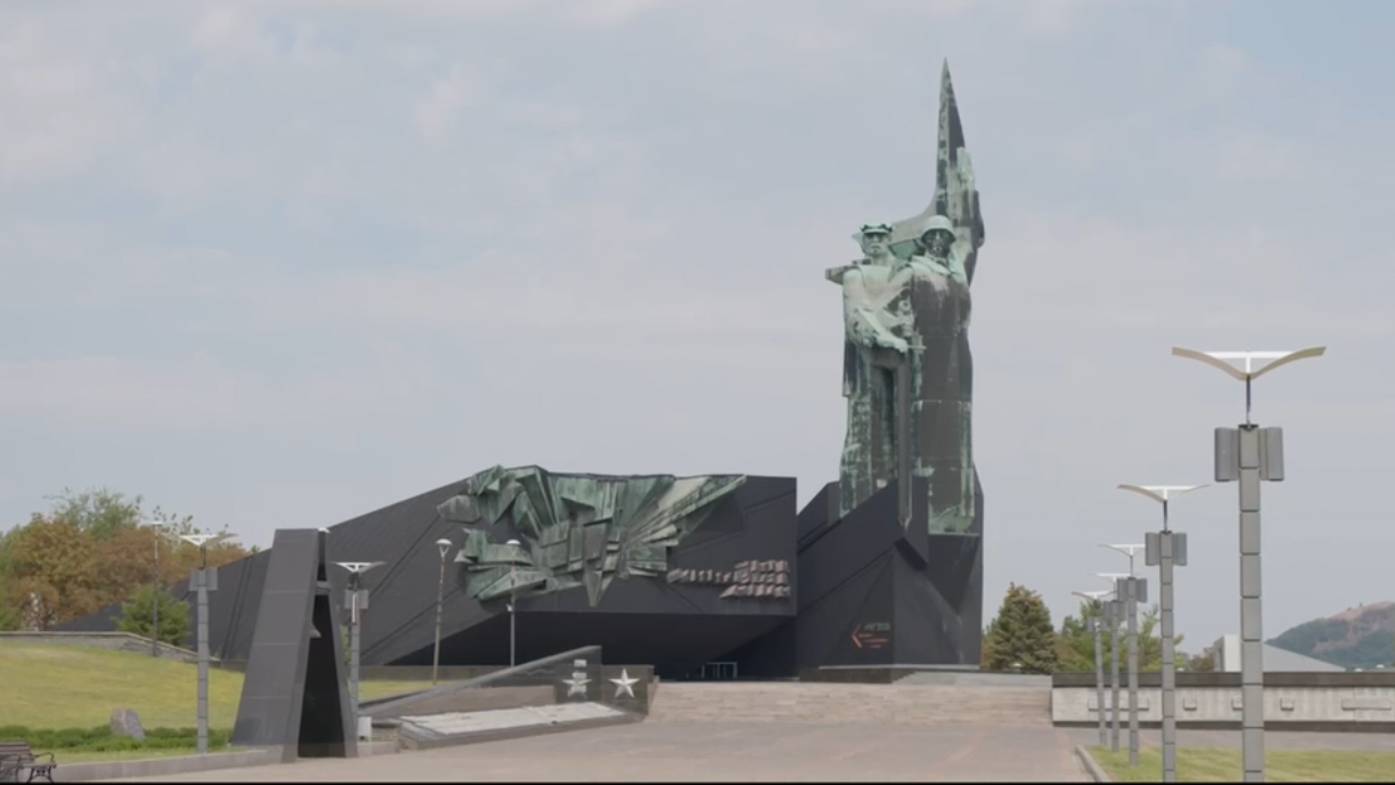 Монумент "Твоим освободителям, Донбасс" смотреть онлайн