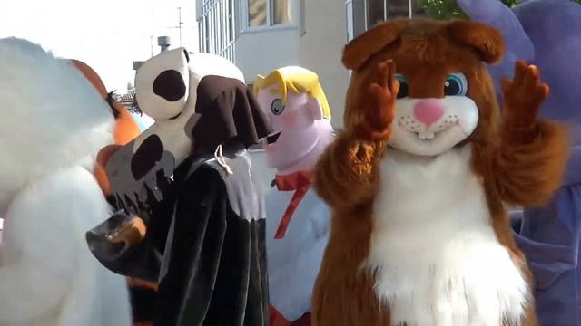 Ростовые куклы "Мастерской радости" на Параде .Екатеринбург.2014 смотреть онлайн