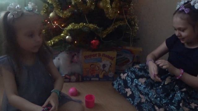 ПОДАРКИ от Деда Мороза 2020! Что подарили ДАШЕ и ВЕРЕ на НОВЫЙ ГОД? Распаковываем подарки под елкой смотреть онлайн