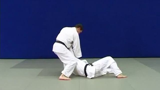 Sumi otoshi - Бросок выведением из равновесия назад смотреть онлайн