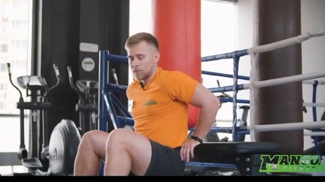 Обратные отжимания с помощью скамейки. Тренер: Артём Титов. смотреть онлайн
