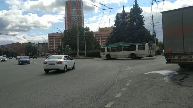 Троллейбус ЗиУ-682Г-016.03 №3081 разворачивается на конечной "Вокзал Рязань-2" смотреть онлайн