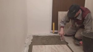 Как класть плитку на пол в коридоре своими руками снято на видео для новичка