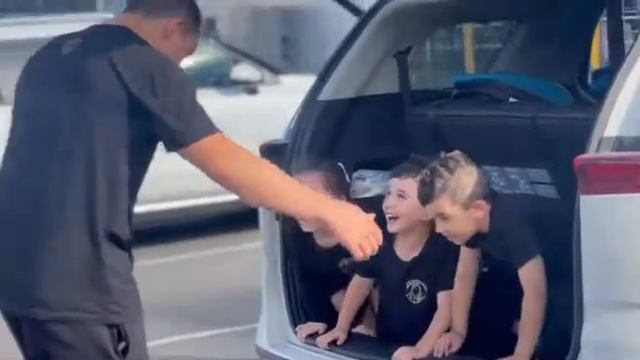 Robert Whittaker Arrives Home To His Family #robertwhittaker #au #family смотреть онлайн