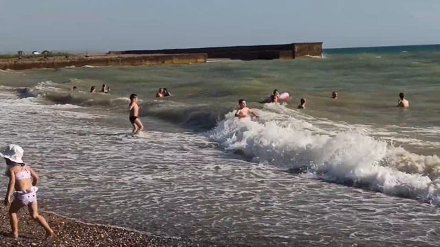 Новофёдоровка. Пляж около водозабора. Очень тёплая вода. смотреть онлайн