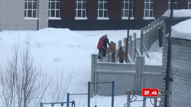 Подростки прыгают с забора. Новый Уренгой смотреть онлайн