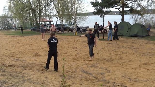 фрагмент игры в волейбол и награждение на ХАСКИ-ЛЭНД (01.05.16) смотреть онлайн