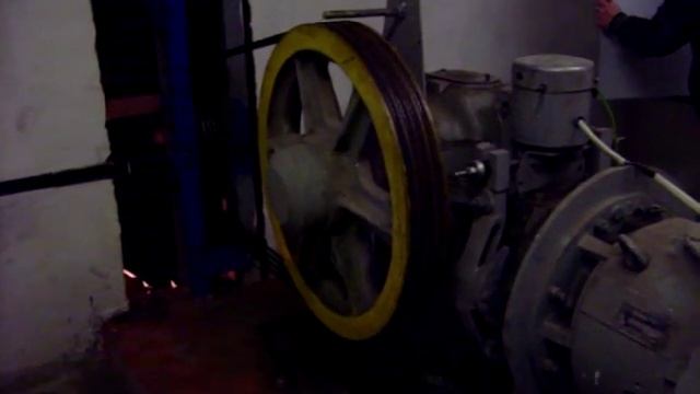 Лифт с нижним машинным помещением.