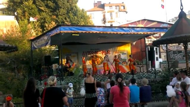 Скандальные индийские танцы в парке Лукоморье смотреть онлайн