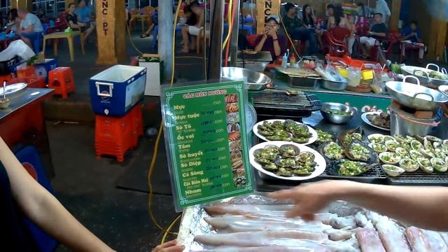 Ночной рынок на острове Фукуок, Вьетнам. Прогулка по рынку и небольшой обзор. смотреть онлайн