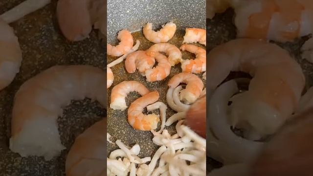 САЛАТ из киноа с креветками и кальмаром в заправке из зелёного горошка. #Shorts смотреть онлайн