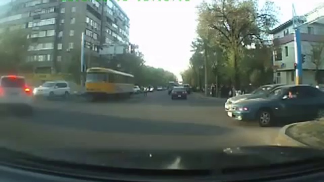 Porsche Cayenne Vs трамвай .