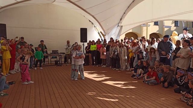 Танцевальный баттл от школы танцев TODES в Никольских рядах Санкт-Петербурга смотреть онлайн