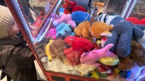 Потратили кучу денег ? вытащили игрушку в автомате с игрушками