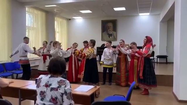 Ансамбль 3-го курса отд-ия «Народное пение» - «Да спасибо, да хозяину»(плясовая Белгородской обл.) смотреть онлайн