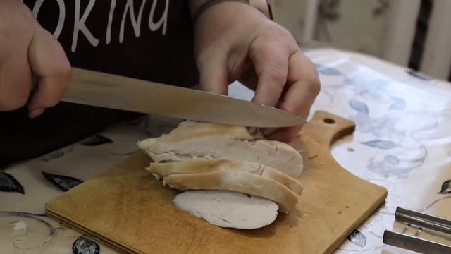 К Новогоднему столу два простых салатика. Холодец как муж хотел. смотреть онлайн