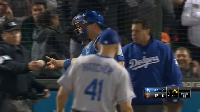 LAD@SF: Ellis struck on hand by ball, leaves game смотреть онлайн