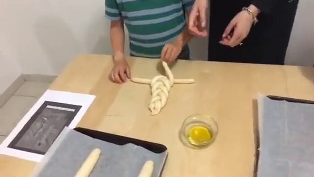 How to Make a Schlissel Challah смотреть онлайн