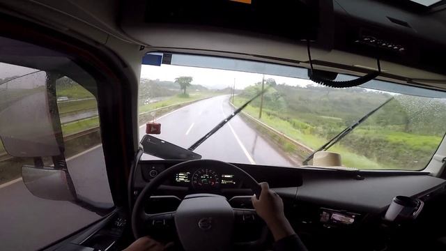 DICAS PARA O VOLVO FH 460 NÃO ESCORREGAR NA CHUVA.