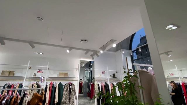 Освещение магазина одежды TOPTOP.RU // Трековые светильники в магазине одежды