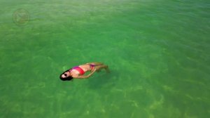 Девушка в море