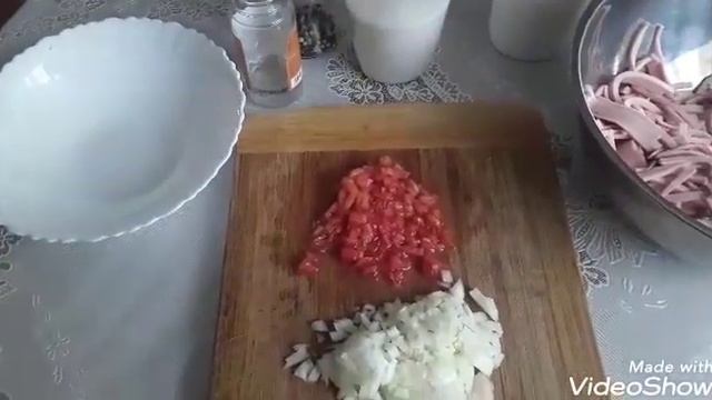 Салат из вареной колбасы(рецепт из Германии). смотреть онлайн