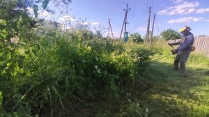 Травокосилка бензотриммер против высокой травы / Alpina lawn mower against tall grass