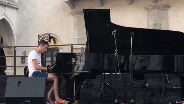 How to attract tourists in an empty square, playing Despacito. смотреть онлайн