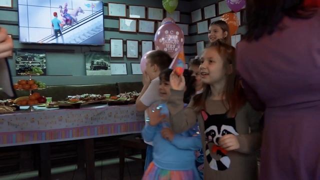 У Марии день рождение 4 годика.Maria's birthday is 4 years old. смотреть онлайн
