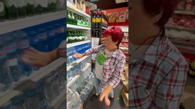 Мама Наташи Королевой в магазине русских продуктов Матрёшка / Miami смотреть онлайн