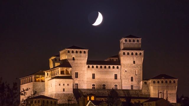 4K Timelapse of the Moonset at the Castle of Torrechiara, Parma, Italy смотреть онлайн
