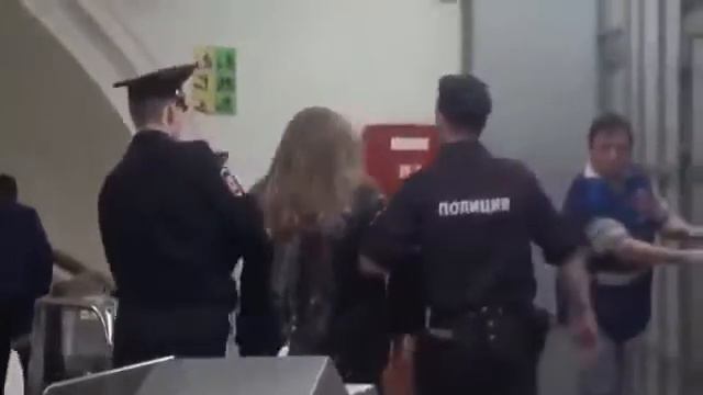 В Москве с Украинским флагом и в Киеве с Русским Cравнения смотреть онлайн