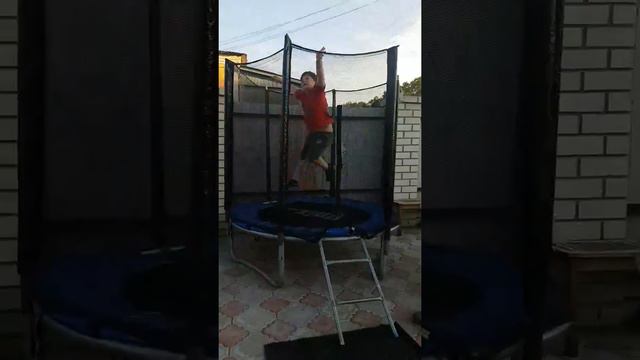 Очень смешное видео где ЛЁНЬКА падает с батута😄😄😄🤣🤣 смотреть онлайн