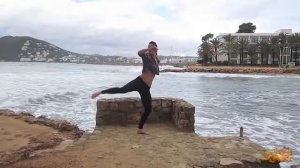 Потрясающее видео .Быстрая леди Хлоя брюс творит чудеса ногами