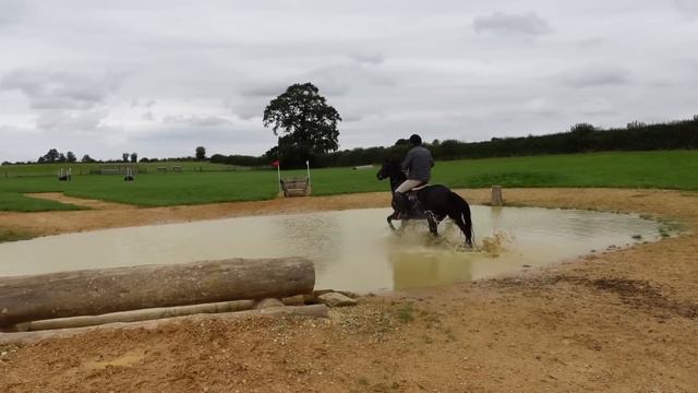 BADMINTON RIDER GOES XC ON YOUNG HORSE | EROL GETS FRISKY WITH 5* RIDER || VLOG 129 смотреть онлайн