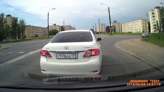Corolla Р976АА178 остановил поток на переезде смотреть онлайн