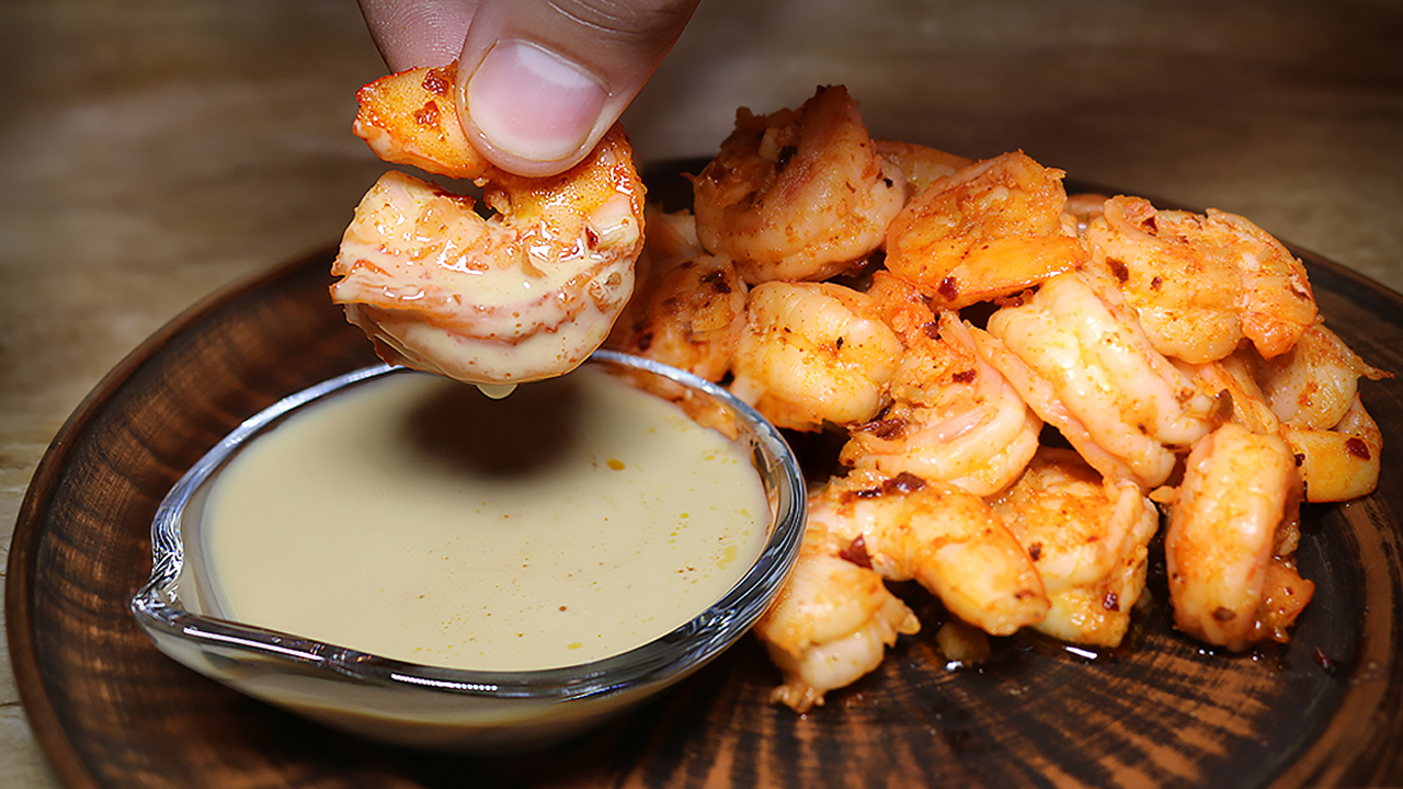 Жареные креветки в медово чесночном соусе смотреть онлайн