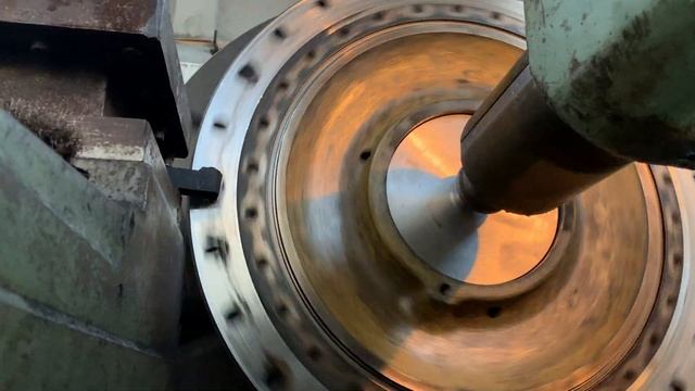 Проточка крышки 230кг, сталь 45, 40-45HRC. станок 1М65, черновая ВК, чистовая ВОК60. смотреть онлайн