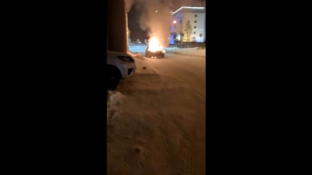Машина горит в Сургуте смотреть онлайн