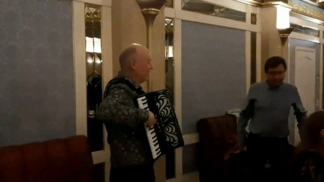 Под небом Парижа (Sous le ciel de Paris) Аккордеонист Николай. смотреть онлайн