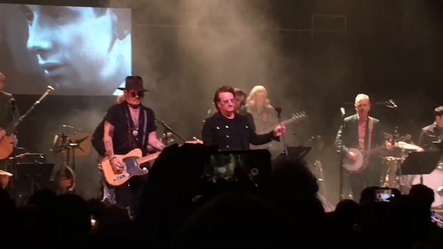 Bono and Johnny Depp perform "Rainy Night In Soho" for Shane MacGowan's 60th bday смотреть онлайн