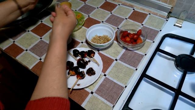 Клубника в шоколаде. Рецепт вкусняшек из натуральных продуктов. смотреть онлайн