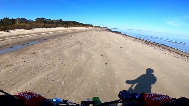 Jūrmala, Latvija. Jeżdżę po plaży hulajnogą elektryczną Joyor Y6-S смотреть онлайн